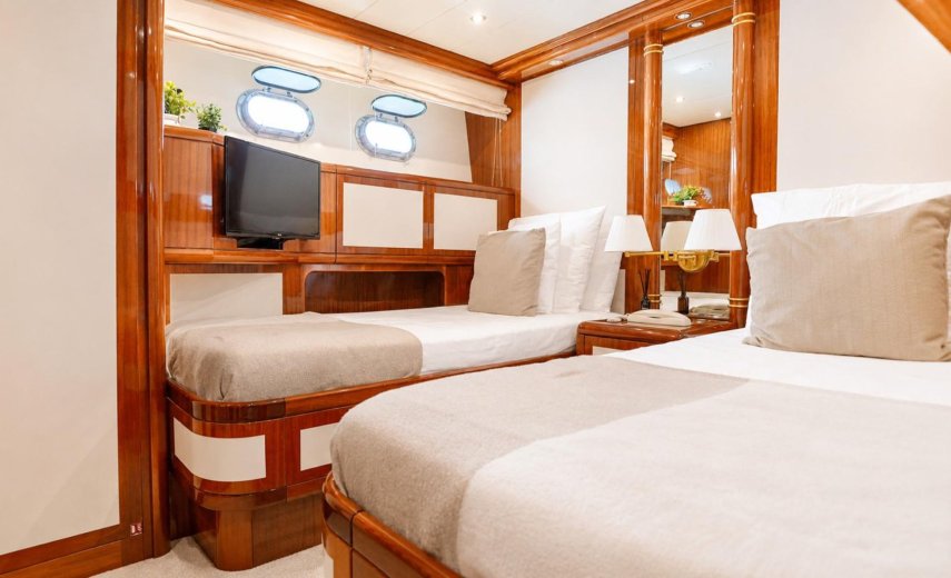 Mangusta 72 Helios 13