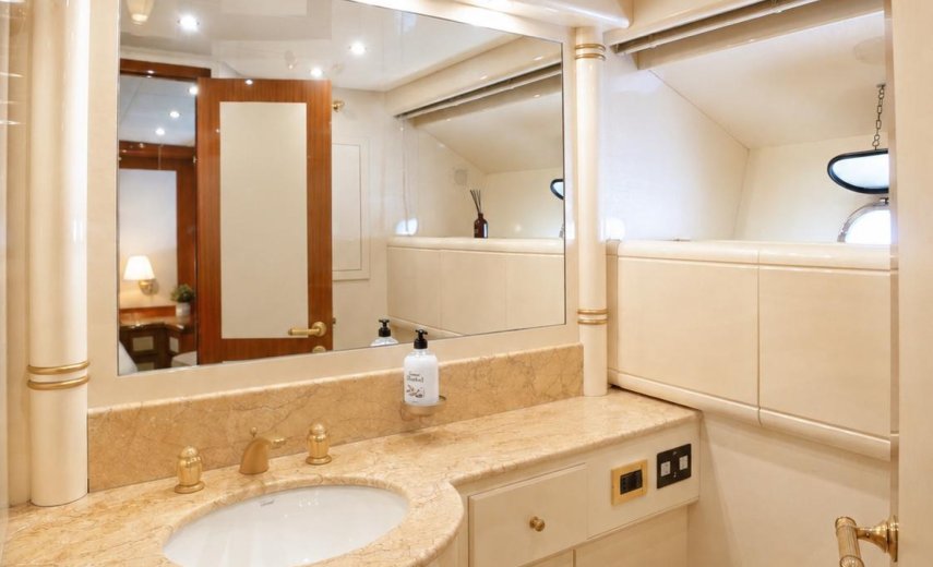 Mangusta 72 Helios 16