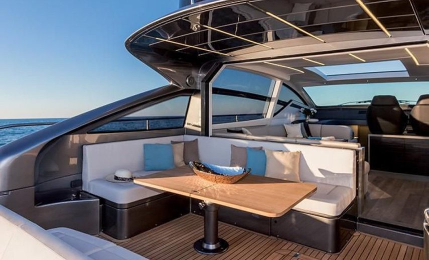 Pershing 62 Urus 11