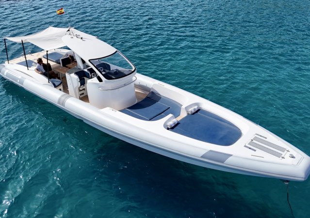 Rent Pirelli 1400 in Ibiza