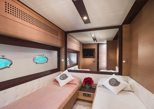 Pershing 72