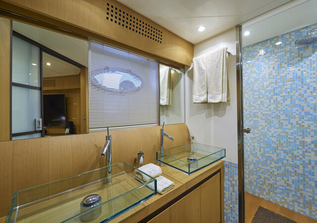 Pershing 90