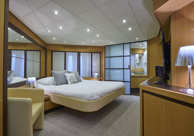 Pershing 90