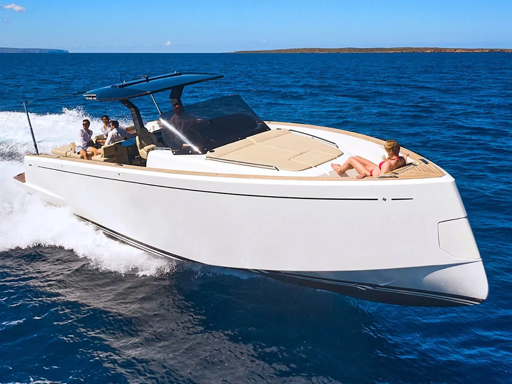 Pardo Yachts 43 “Zig Zag”: Space, Elegance and a Premium Experience in Ibiza