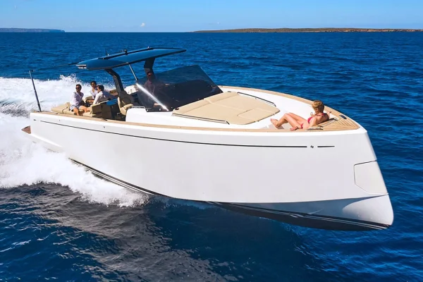 Pardo Yachts 43 “Zig Zag”: Space, Elegance and a Premium Experience in Ibiza
