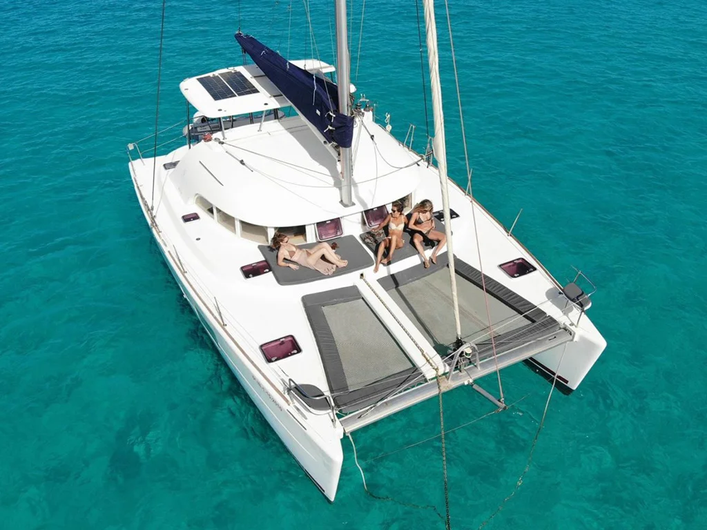 Lagoon 380 “Niu Tribe”: Space, Stability and Freedom to Enjoy Ibiza from the Sea