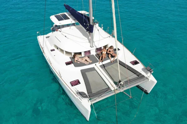 Lagoon 380 “Niu Tribe”: Espacio, Estabilidad y Libertad para Disfrutar Ibiza desde el Mar