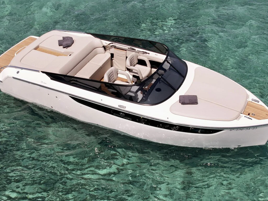 Cranchi E26 Classic: Elegancia y Versatilidad en el Corazón de Ibiza y Formentera