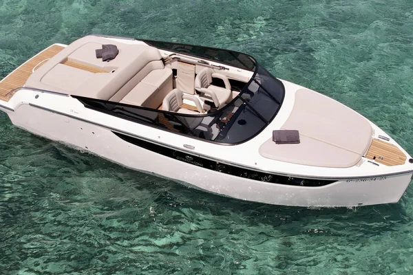 Cranchi E26 Classic: Elegance and Versatility at the Heart of Ibiza and Formentera