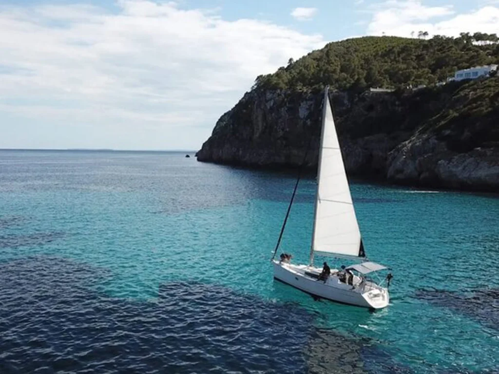 Encuentros Mágicos Bajo el Mar: Snorkel y Buceo en Ibiza y Formentera