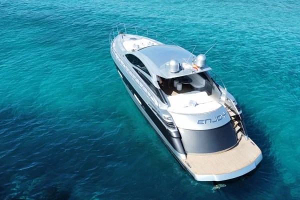 Pershing 56 “Enjoy”: Potencia, Diseño y Exclusividad para Navegar Ibiza con Carácter